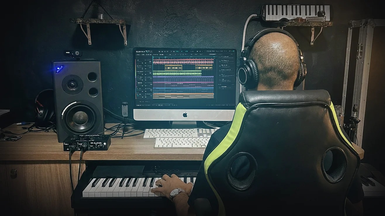 W. Carolino de costas no seu home studio, produzindo na Elektria